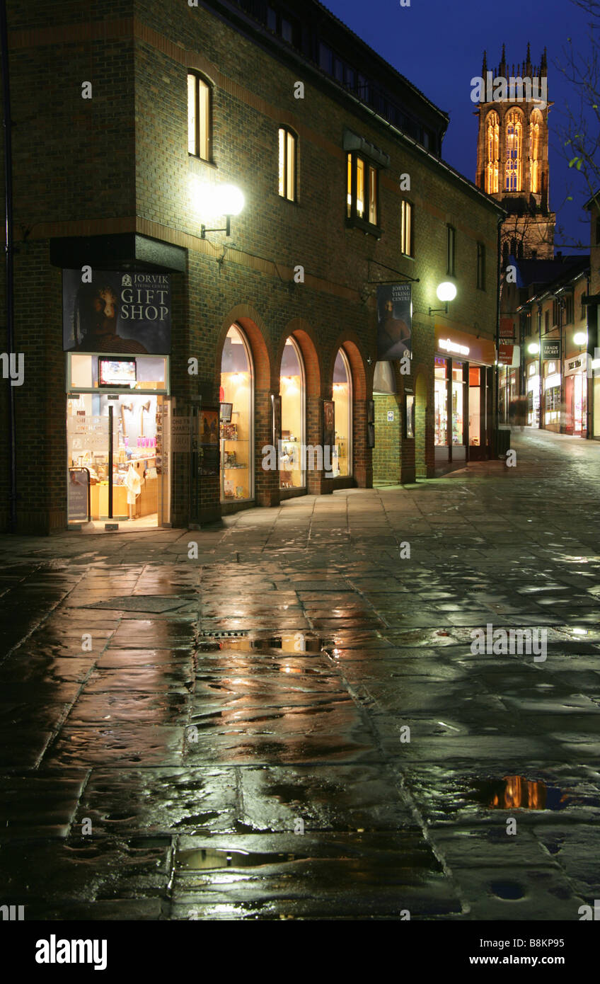 City of York, England. Abends Blick auf das Coppergate Einkaufszentrum mit Jorvik Viking Centre Eingang im Vordergrund. Stockfoto