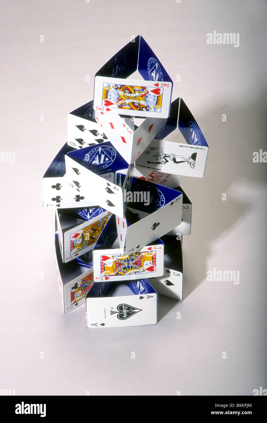 House Of Cards erstellt Stapel von Spielkarten Turm mit kein Kleber Stockfoto