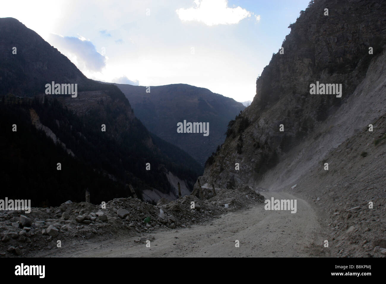 Ein Erdrutsch auf einer Straße nahe Sangla im Sangla Tal von Himachal Pradesh in Nordindien Stockfoto