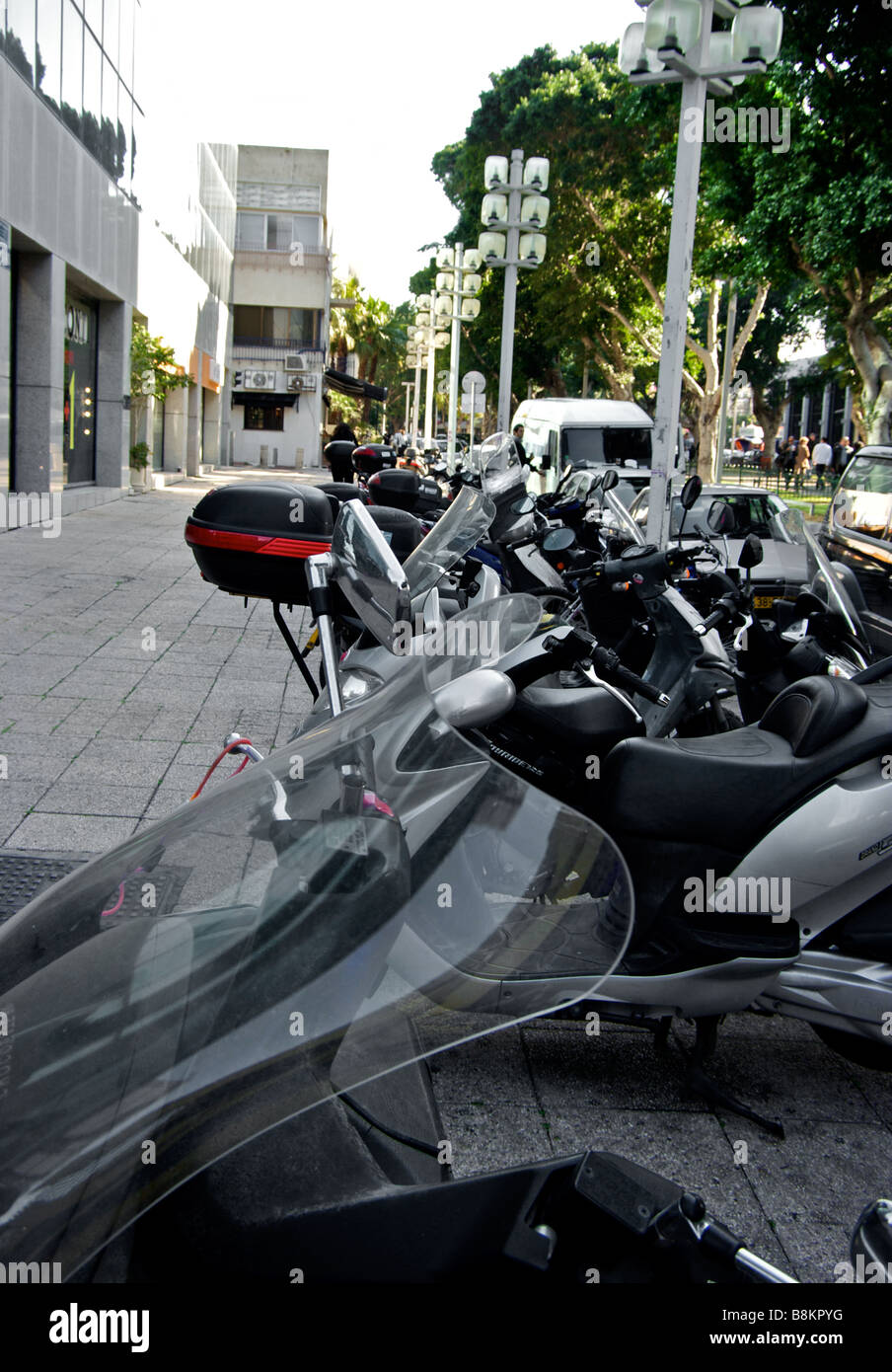 Reihe von Motorräder geparkt auf Bürgersteig Tel Aviv-Jaffa, Israel Stockfoto