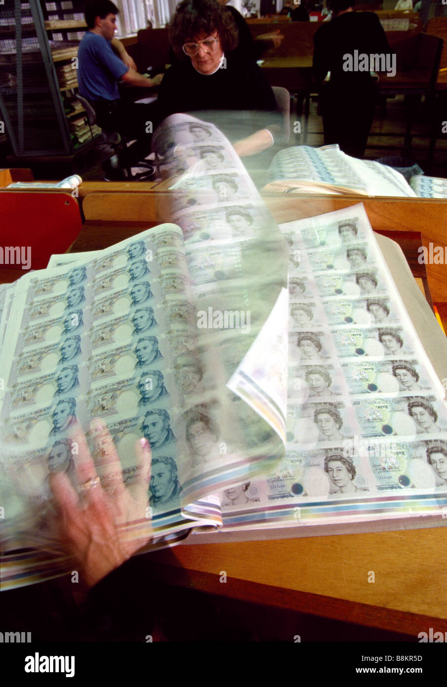 Die Bank of England Druckerei, jetzt De La Rue, in Debden neu gedruckten Blätter von £5 Noten werden überprüft, für Druckfehler Stockfoto