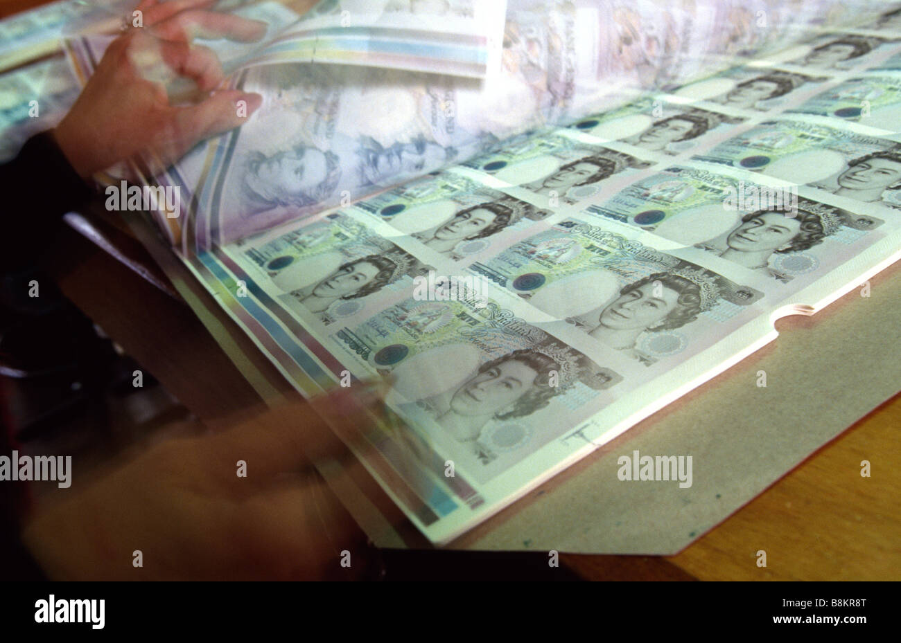 Die Bank of England Druckerei, jetzt De La Rue, in Debden neu gedruckten Blätter von £5 Noten werden überprüft, für Druckfehler Stockfoto