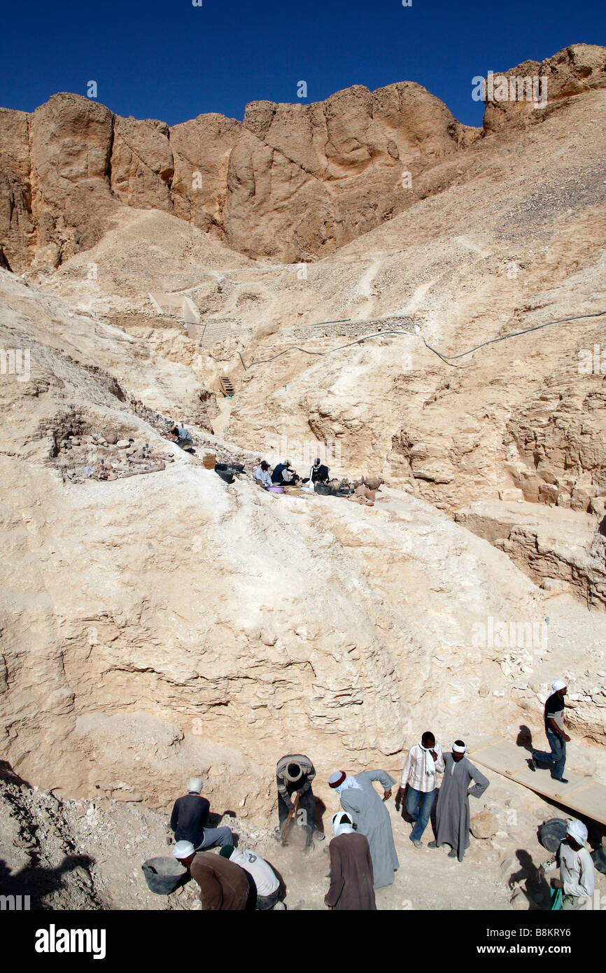 Ägyptische Arbeiter und Archäologen arbeiten auf Seiten in das Tal der Könige bei Luxor in Ägypten Stockfoto