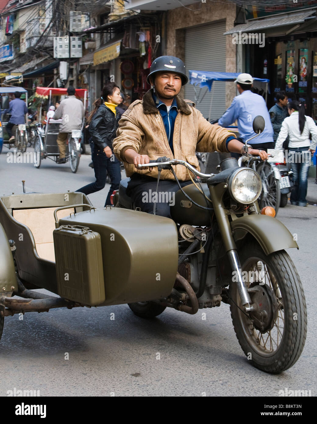 Mann mit Zinn Helm am Motorrad Stockfoto