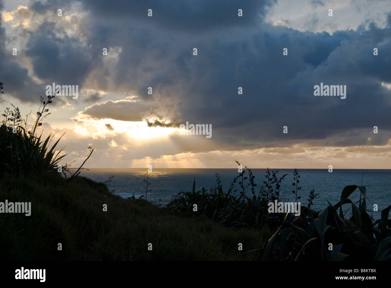 Sonnenuntergang über der Tasmansee in Neuseeland. Stockfoto