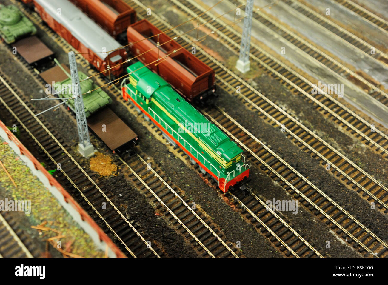 Detail des Modells Bahnwerk mit Lok, Wagen, Gleise und Gebäude Stockfoto