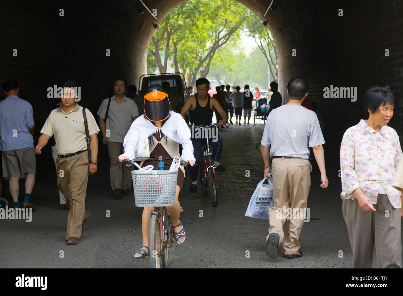 Durchqueren den Tunnel unter der alten Stadtmauer von Xi ' an, Provinz Shaanxi, China. Stockfoto