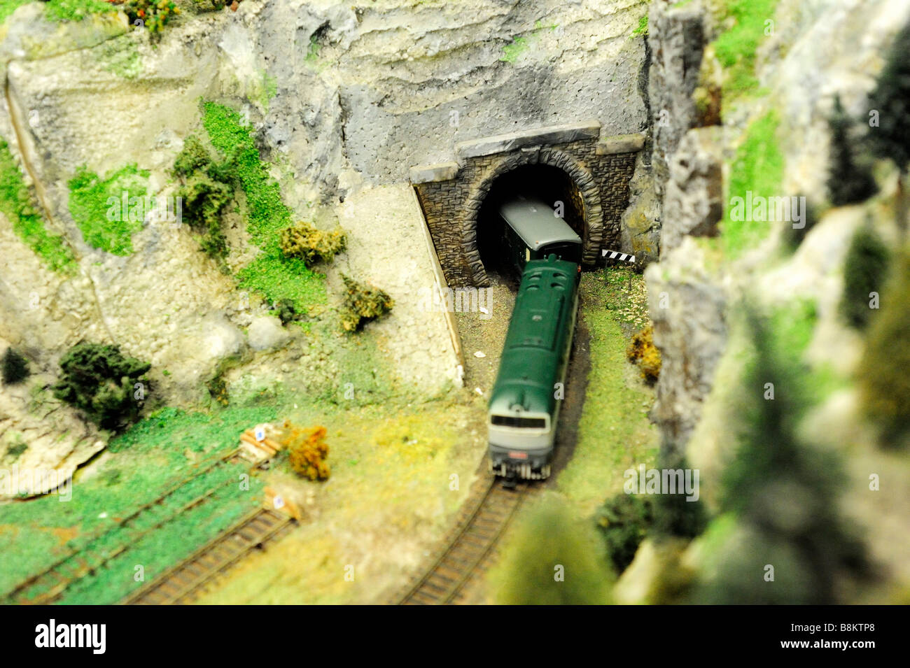 Detail des Modells Bahnwerk mit Lok, Wagen, Gleise und Gebäude Stockfoto