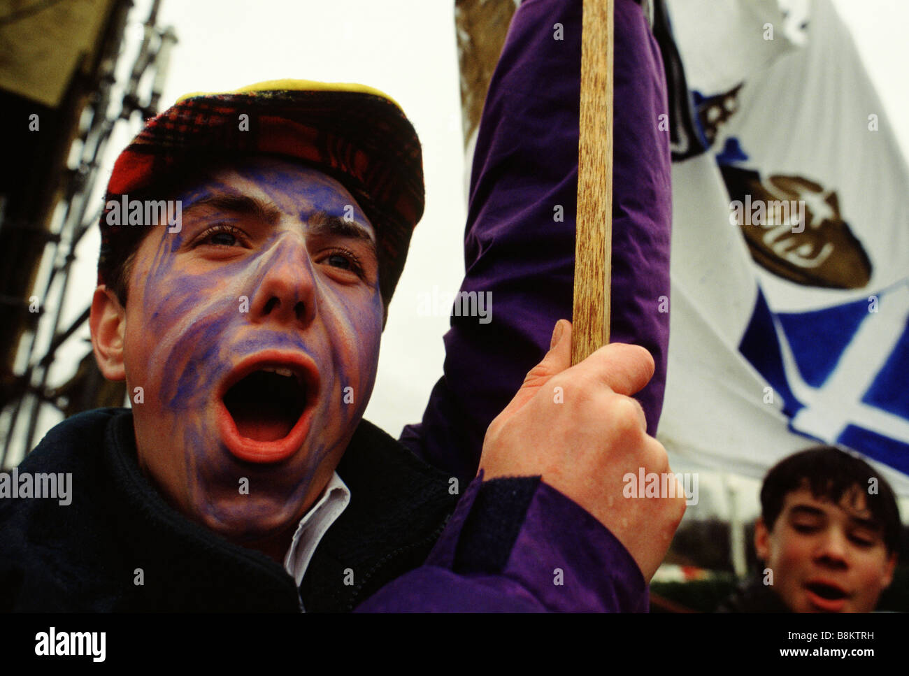 Edinburgh Schottland UK A Fan wirft eine Fahne ein Schottland V Wales Rugby-Spiel Stockfoto