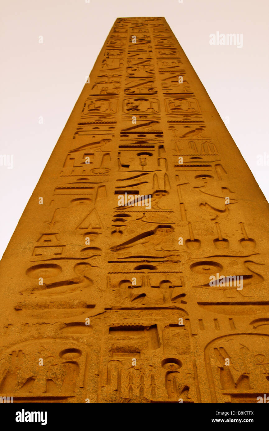 Großen Stein Obelisk Ramses II mit alten ägyptischen Hieroglyphen, geschnitzt Nahaufnahme Detail in der Abenddämmerung, Luxor-Tempel, Ägypten Stockfoto