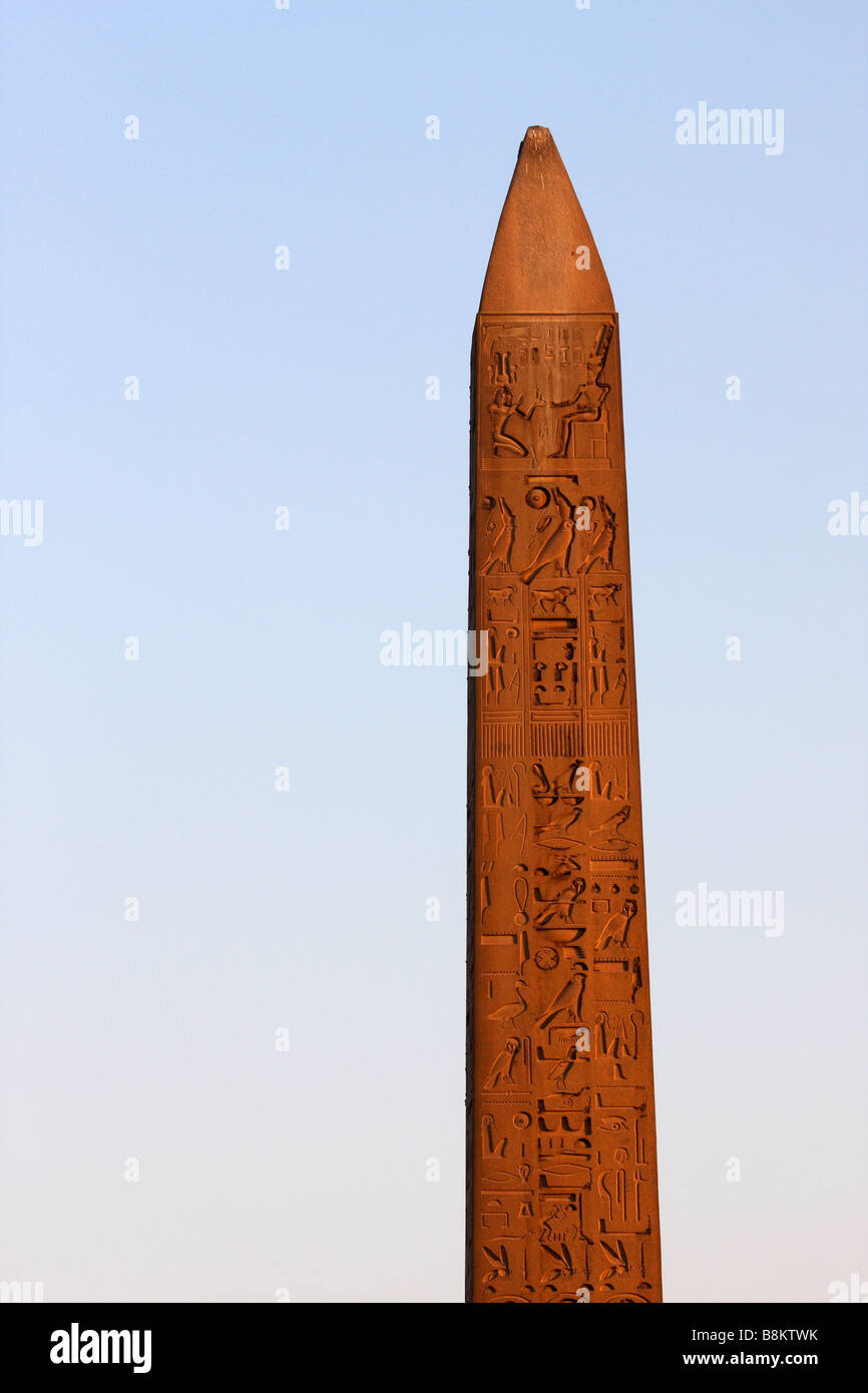 Großen Stein Obelisk Ramses II geschnitzt mit alten ägyptischen Hieroglyphen gegen blauen Himmel, Luxor-Tempel, Ägypten Stockfoto