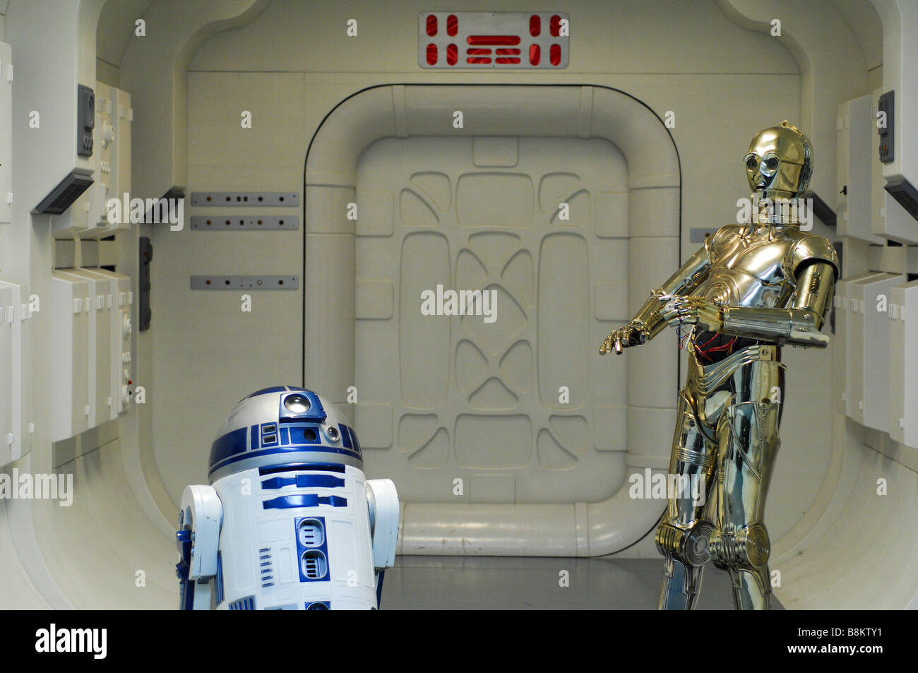 Star Wars Charaktere C3PO und R2D2 auf ein Mock eines der Sets im Londoner Southbank Filmmuseum "Movieum". Stockfoto