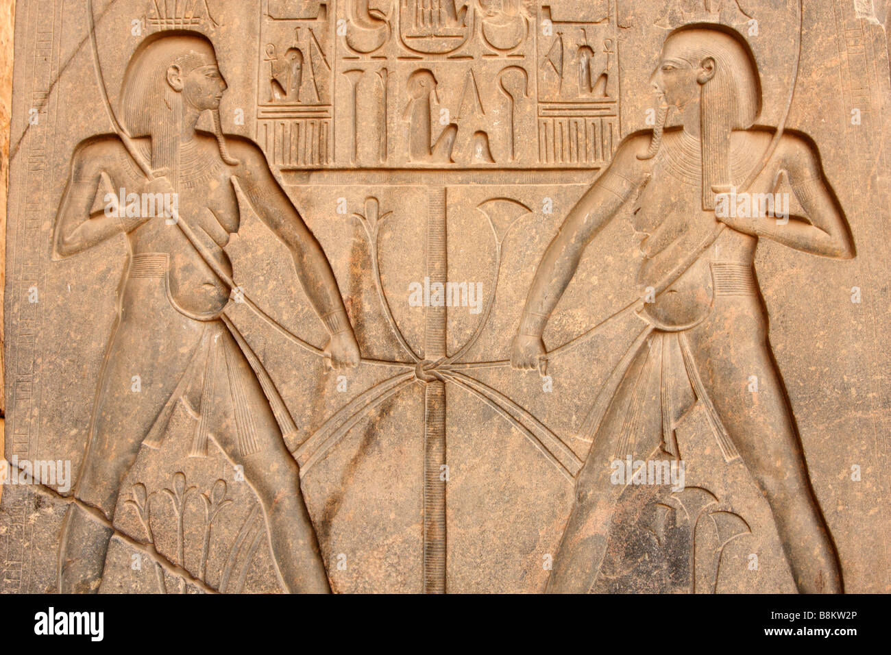 Zwei Figuren von Gott glücklich, obere darstellt und Unterägypten binden von Lotus und Papyrus um Nils, Relief Wanddetail, Luxor-Tempel Stockfoto