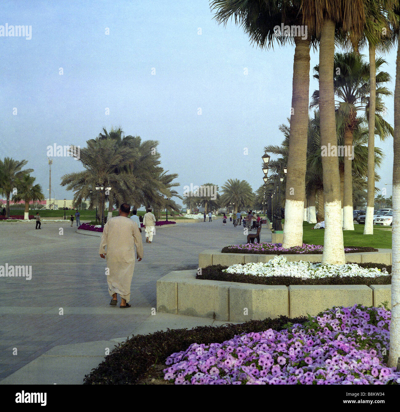 Einwohner von Katar entspannen Sie sich in einem öffentlichen Park angrenzend, das Museum für islamische Kunst an der Corniche in Doha Stockfoto