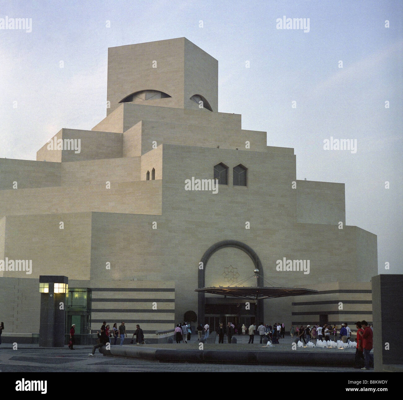 Der Eingang zum Katar s Museum für islamische Kunst auf der Corniche in Doha mit Besuchern auf Mittelformat-Film gedreht Stockfoto