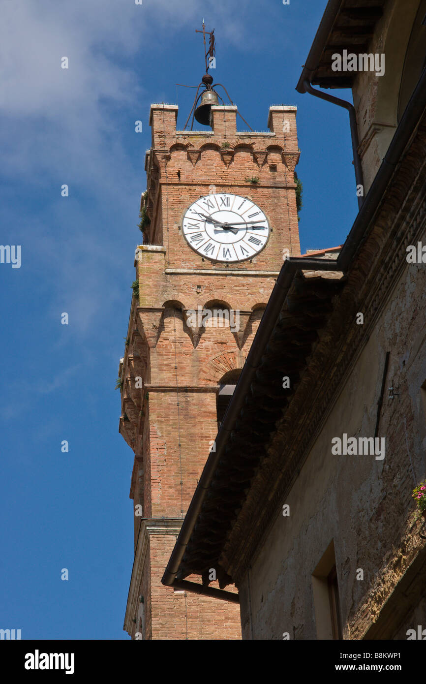 Uhrturm in italienisches Dorf. Stockfoto