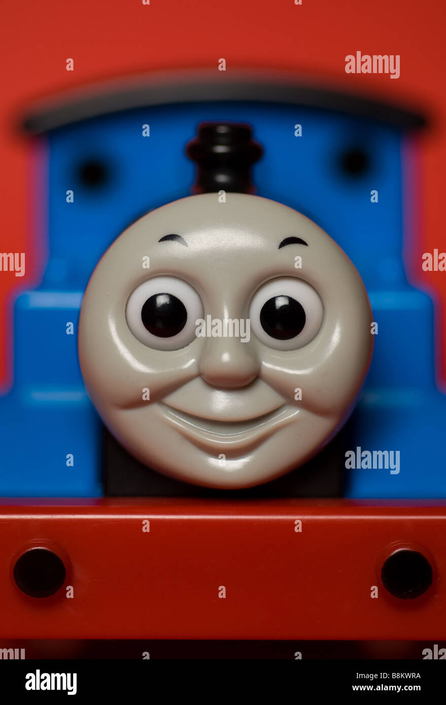 Ein Closeup Stillleben von einem Thomas Tenderlok Spielzeug auf rotem Grund. Stockfoto