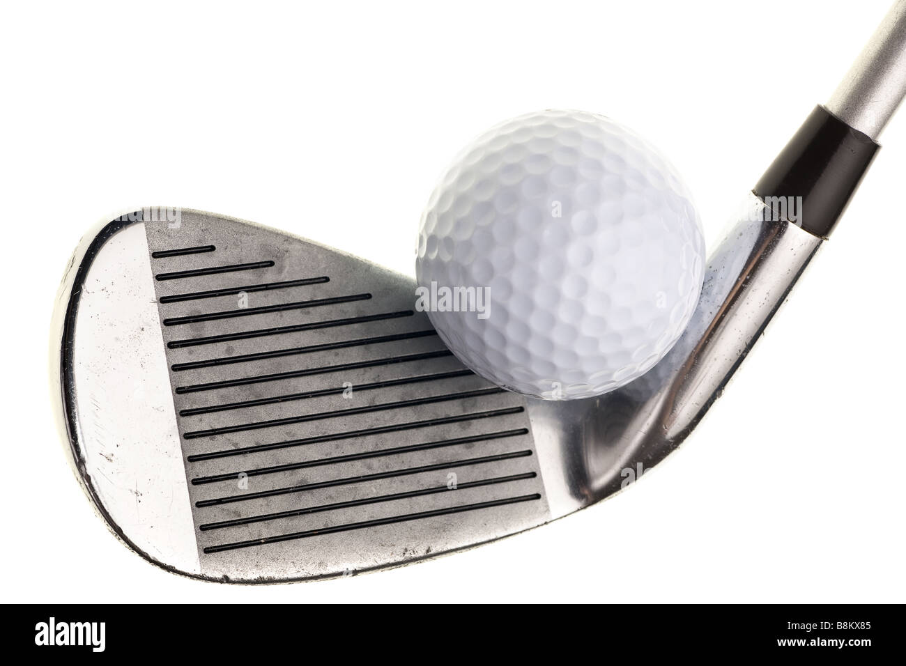 Golfschläger und Ball isoliert auf weißem Hintergrund Stockfoto