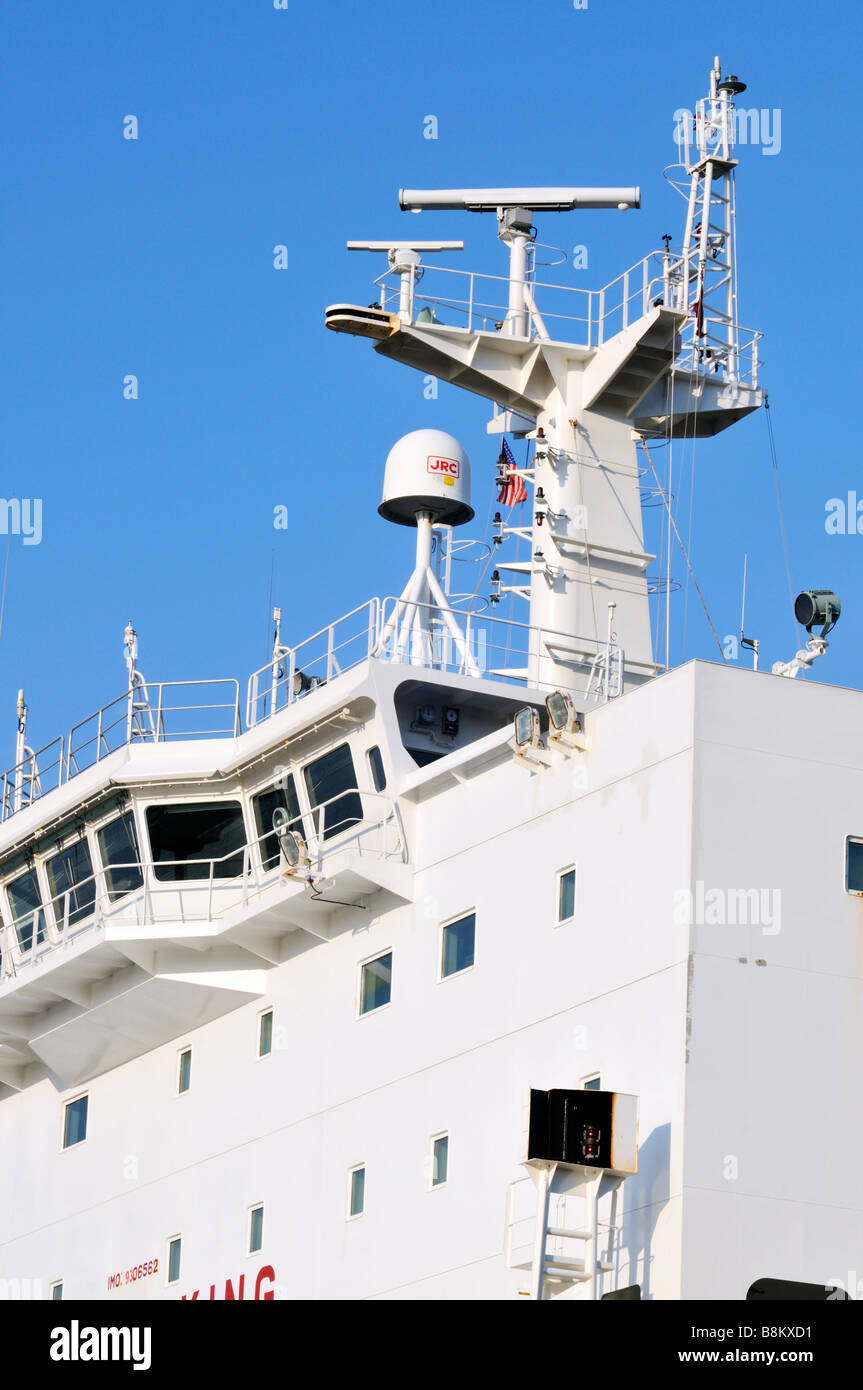 Schiffs Brücke Dhounassa mit Windows Radarelektronik Sachanlagen [Satellitenkommunikation] gegen [klaren blauen Himmel] Stockfoto