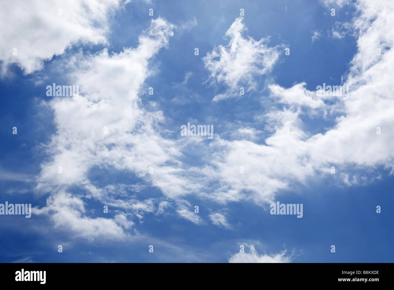 Himmel mit weißen flauschigen Wolke Hintergrund Stockfoto