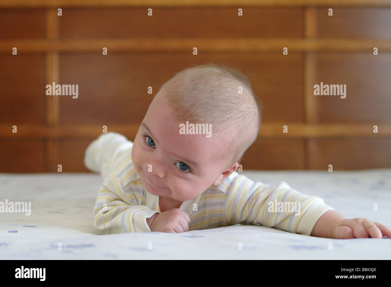 4 Monate alten Baby junge seinen Kopf heben Stockfoto