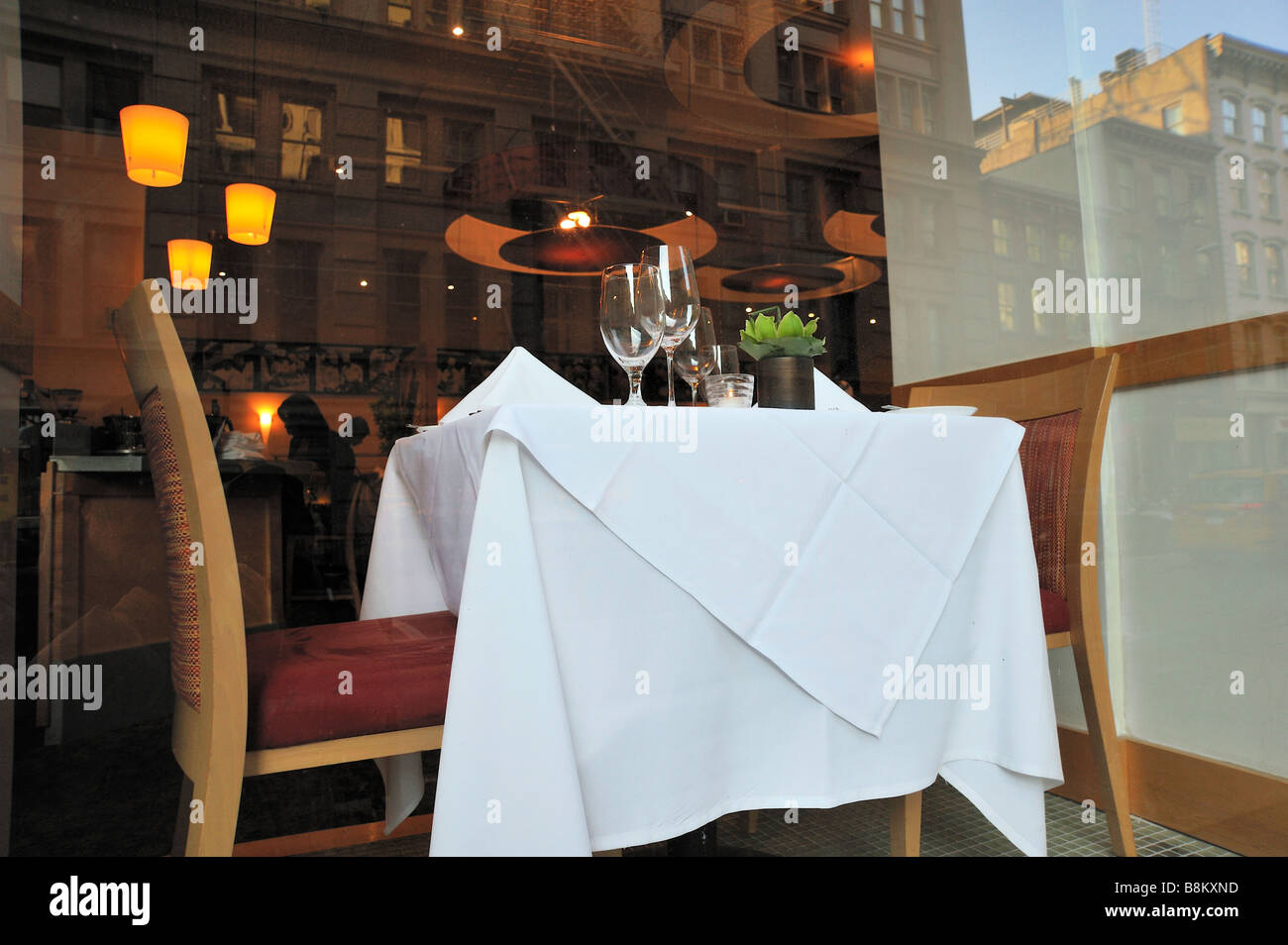 Ein Tisch für zwei Personen in das Fenster eines Restaurants in New York City. Stockfoto