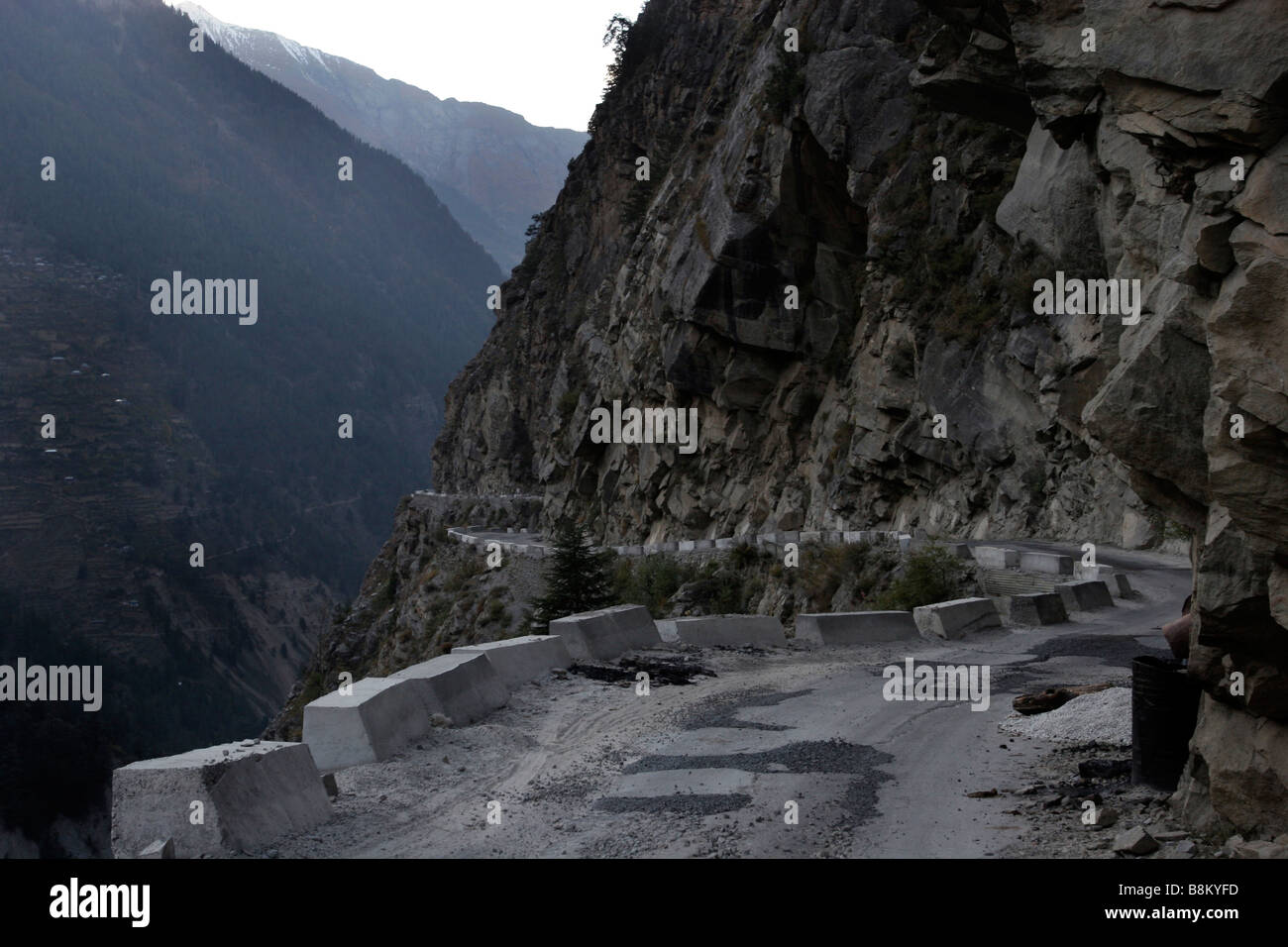 Eine Panoramastraße in der Nähe von Sangla im Sangla Tal von Himachal Pradesh in Nordindien Stockfoto