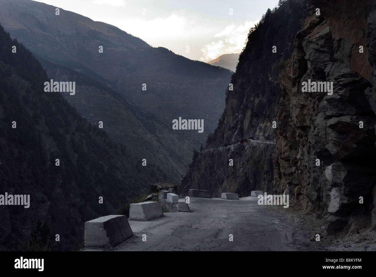 Eine Panoramastraße in der Nähe von Sangla im Sangla Tal von Himachal Pradesh in Nordindien Stockfoto