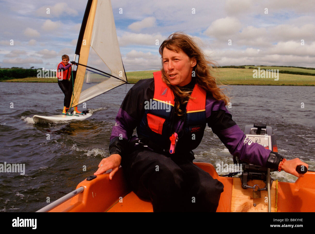 Cornwall UK A Surflehrer und ihre Schüler Praktiken auf einem See Stockfoto