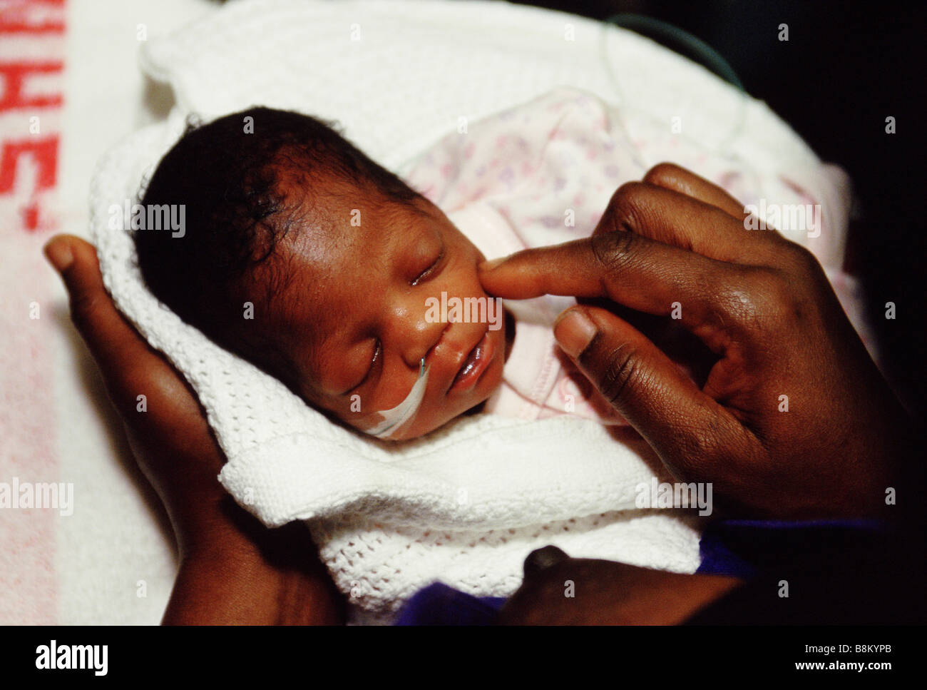 Homerton Hospital in London.  Eine Mutter füttert ihr Baby in der neonatalen Intensivstation. Stockfoto