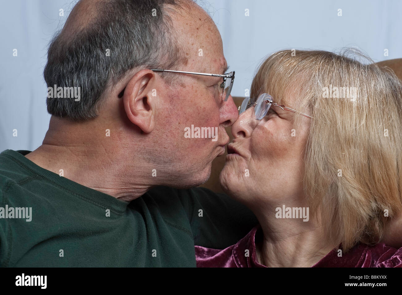 Attraktives älteres paar Zuneigung zusammen teilen Stockfoto