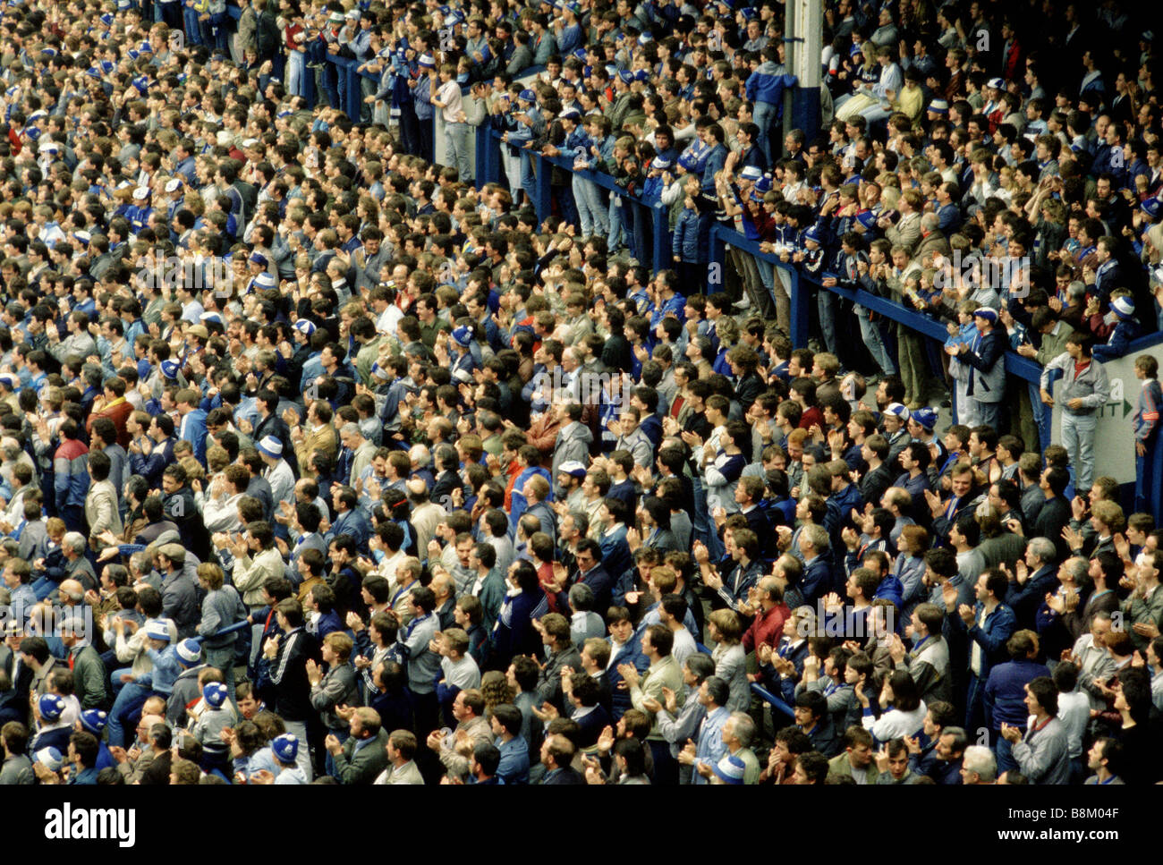 Goodison Park, Liverpool, Everton Football Club Stadion.   Menschenmassen sehen eine Übereinstimmung zwischen Everton und Watford auf der Tribüne. Stockfoto