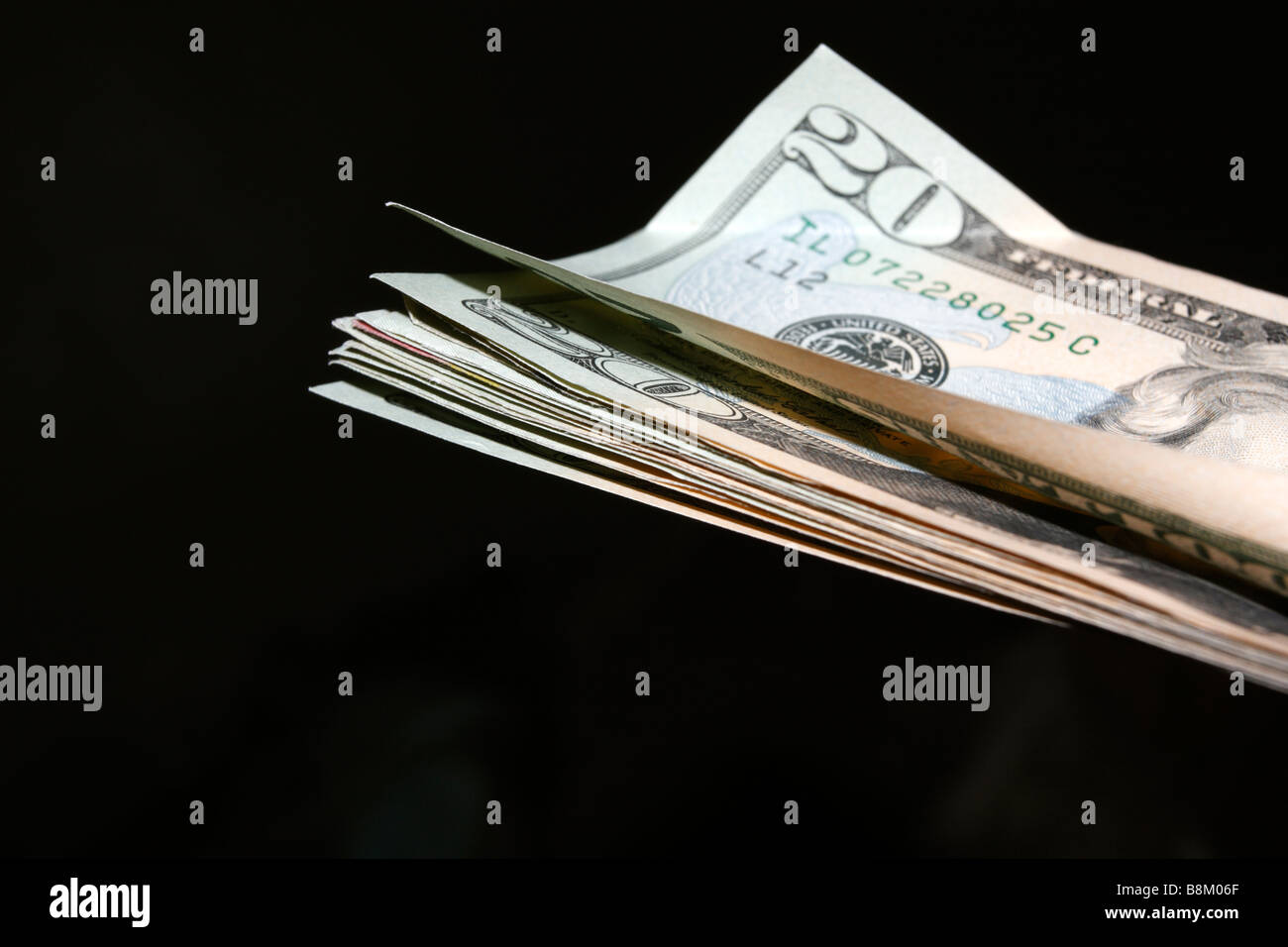 Kanten der Stapel von flachen USA zwanzig-Dollar-Scheine auf schwarz. Stockfoto