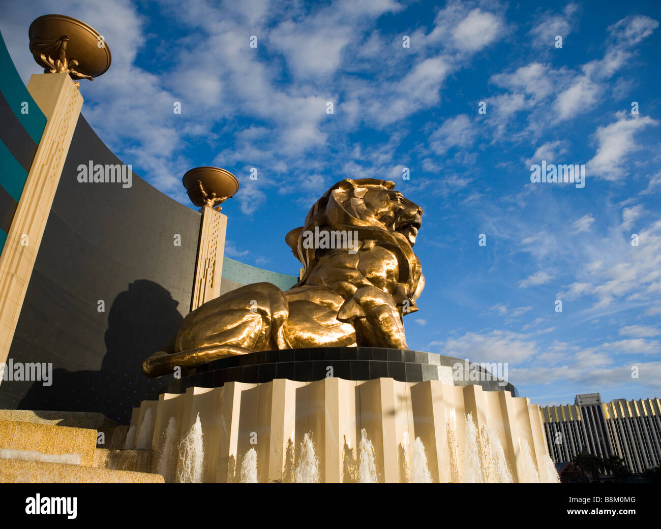 Goldene Löwen-Statue im MGM Hotel and Casino auf dem Las Vegas strip, Nevada, USA Stockfoto