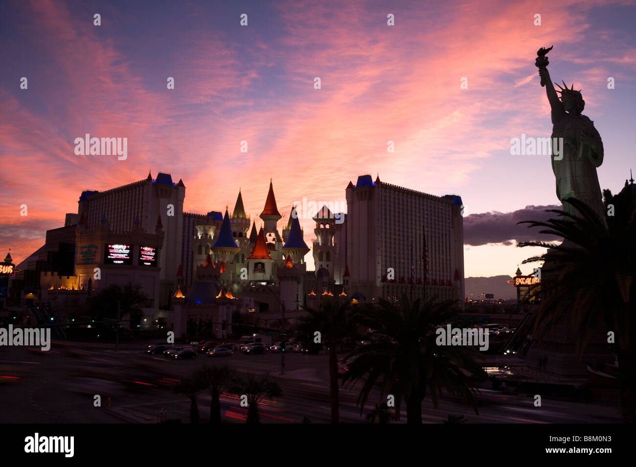 Excalibur Hotel und Casino und Freiheitsstatue bei Sonnenuntergang auf dem Las Vegas strip, Nevada, USA Stockfoto