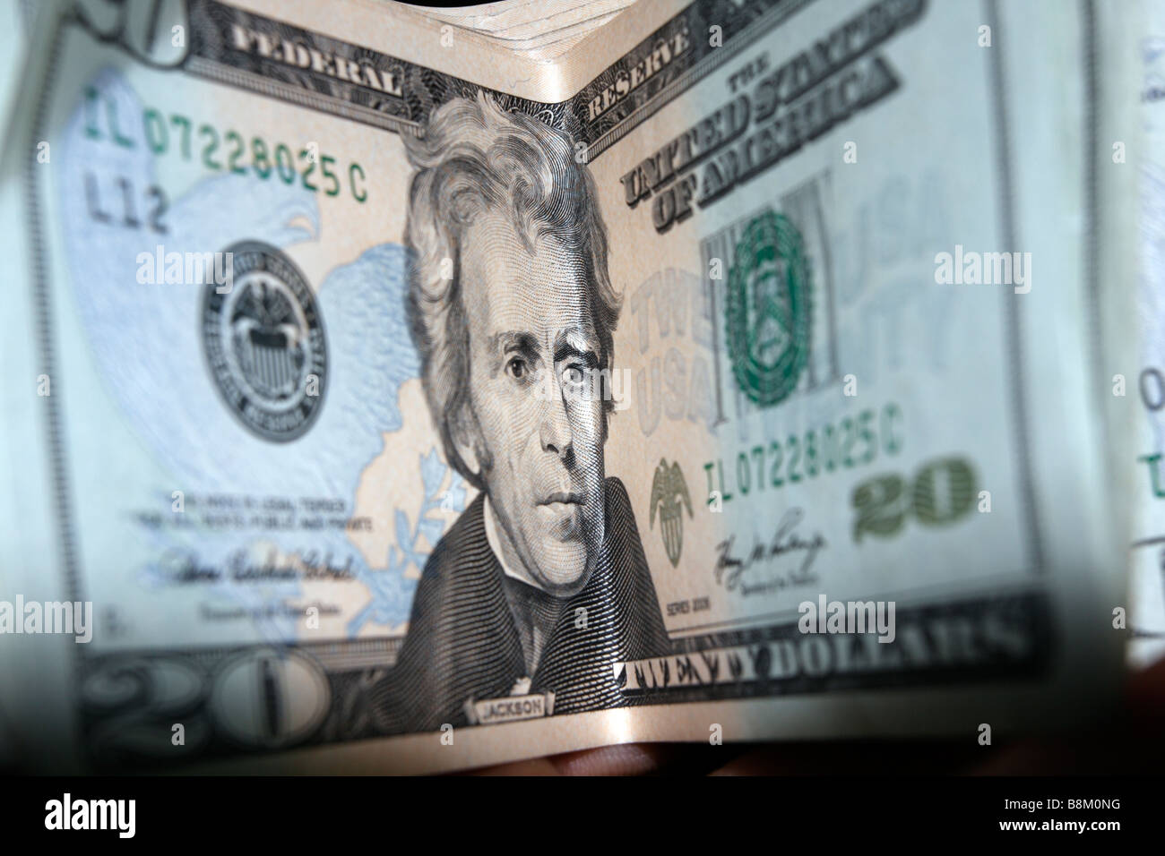 Oben aus einem kleinen Stapel von USA zwanzig-Dollar-Scheine in der Mitte gefaltet. Stockfoto