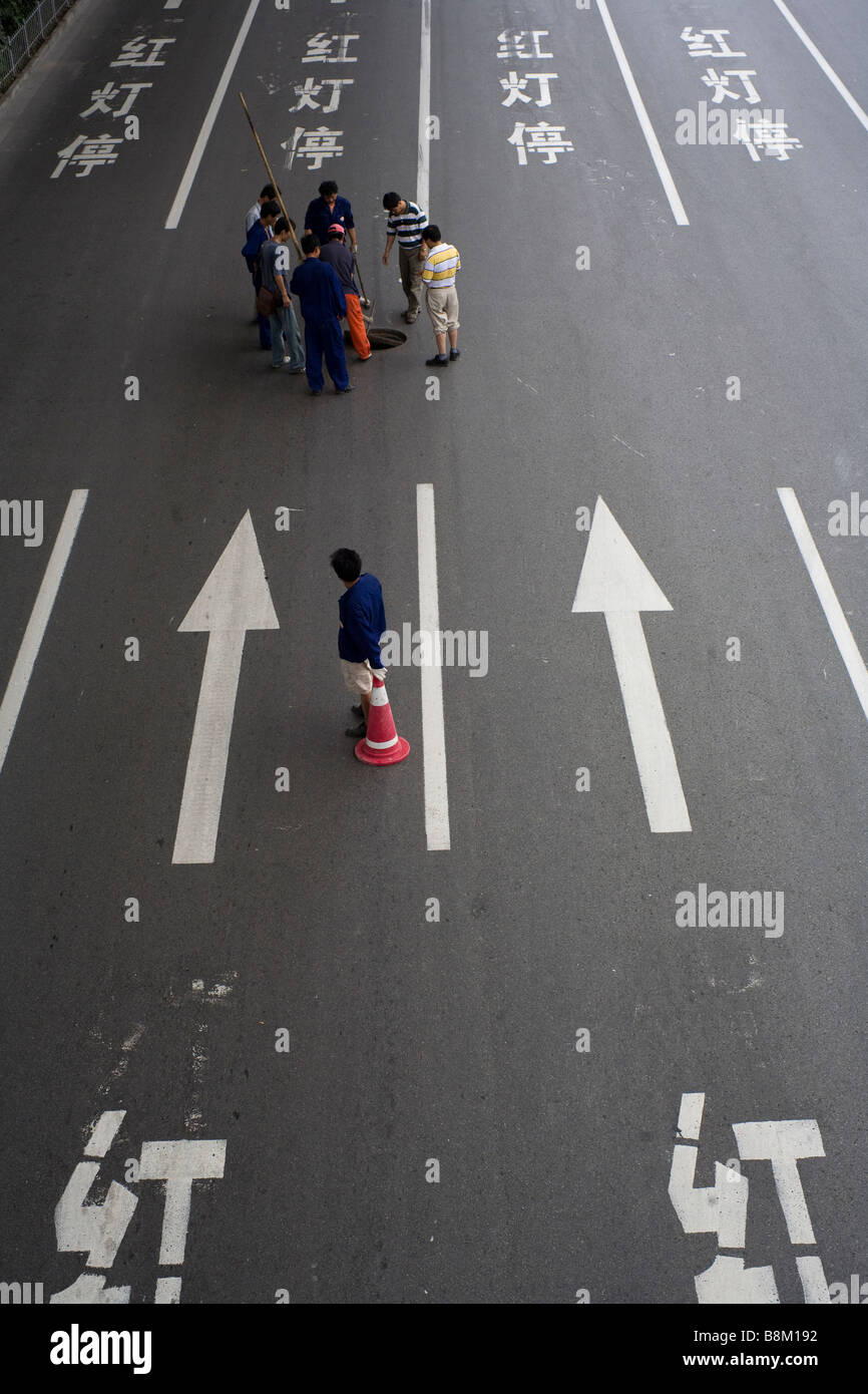 Arbeiter überprüfen einer Speedway-Bahn in Shanghai, China. Stockfoto