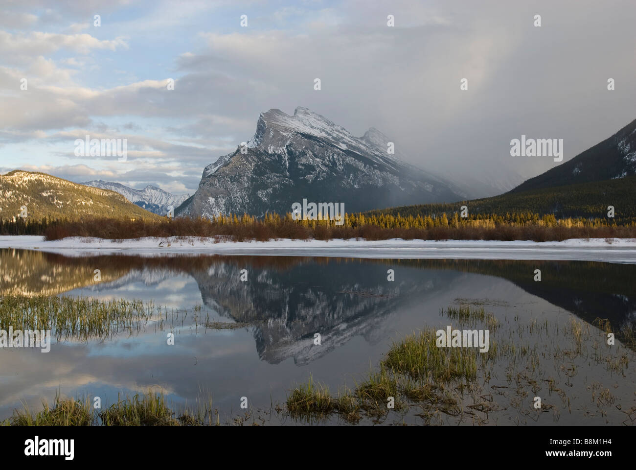Mount Rundle von Vermilion Lakes in Banff Nationalpark, Alberta, Kanada. Stockfoto