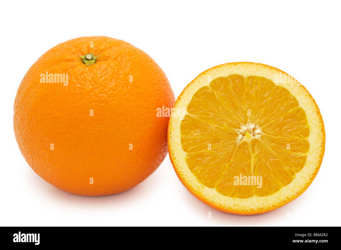 Ganze Orange und die Hälfte Stockfoto