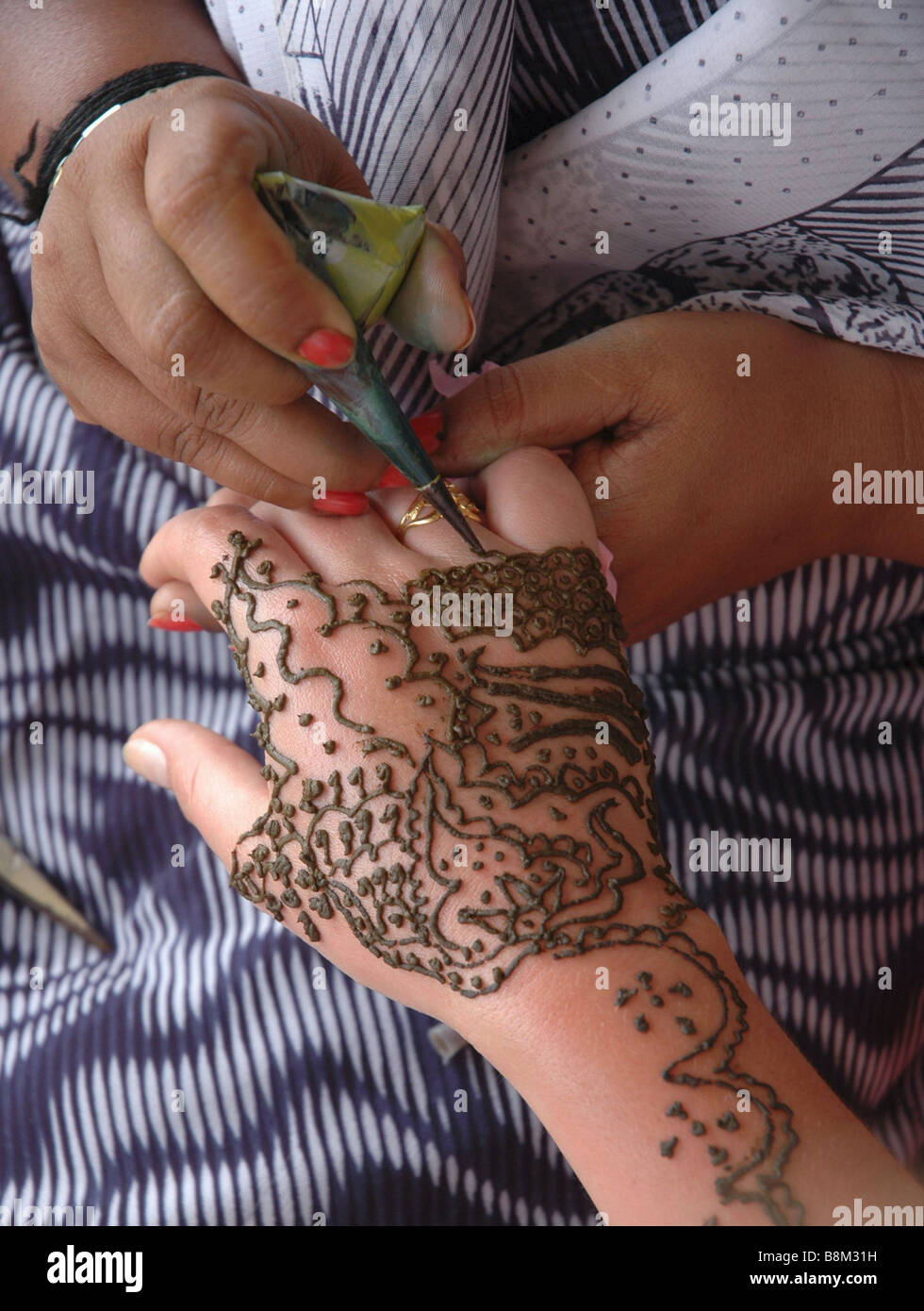mit Henna Tattoo Stockfoto