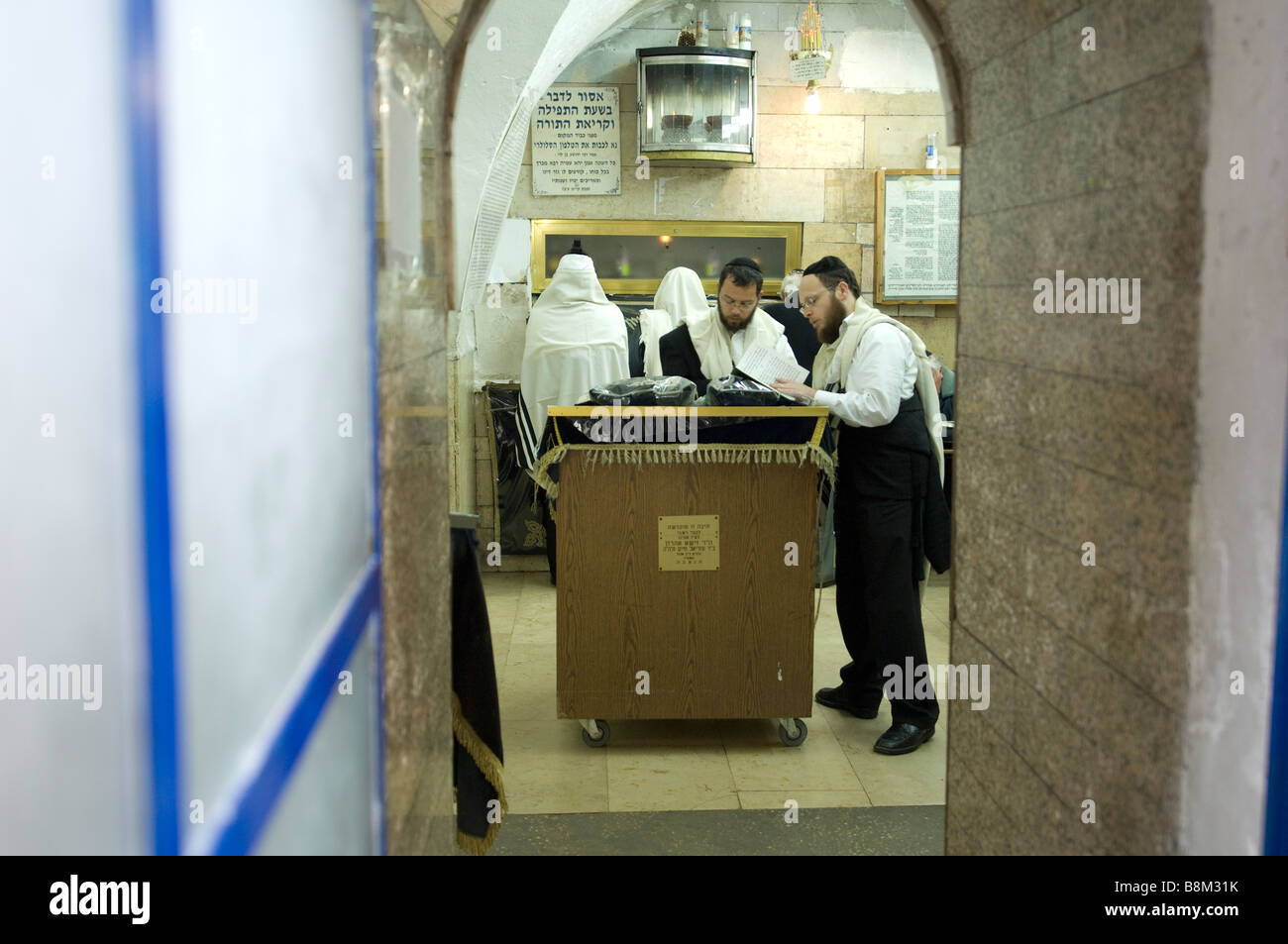 Jüdische Männer studieren Torah Schrift zusammen in das Rashbi Grab in Meron 001 Stockfoto
