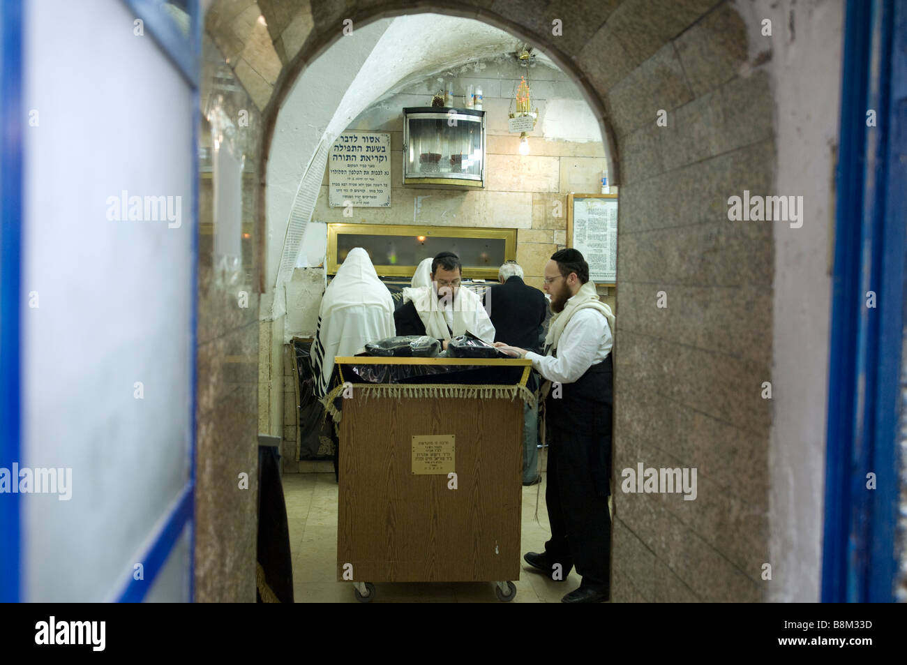 Jüdische Männer studieren Torah Schrift zusammen in das Rashbi Grab in Meron 002 Stockfoto
