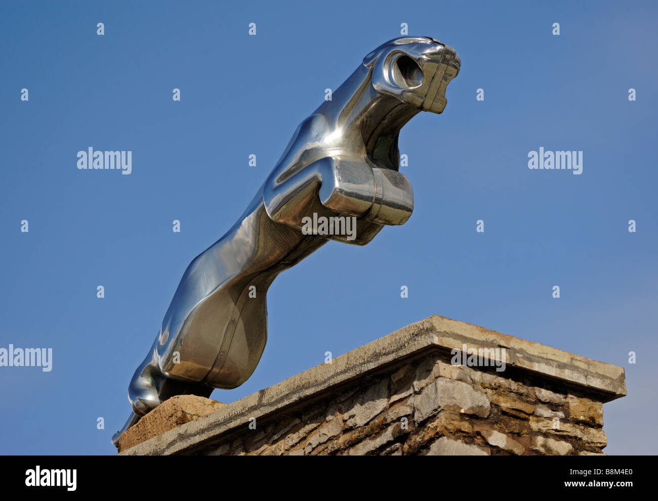 Jaguar-Skulptur. Gilpin Bridge, Nationalpark Lake District, Cumbria, England, Vereinigtes Königreich, Europa. Stockfoto