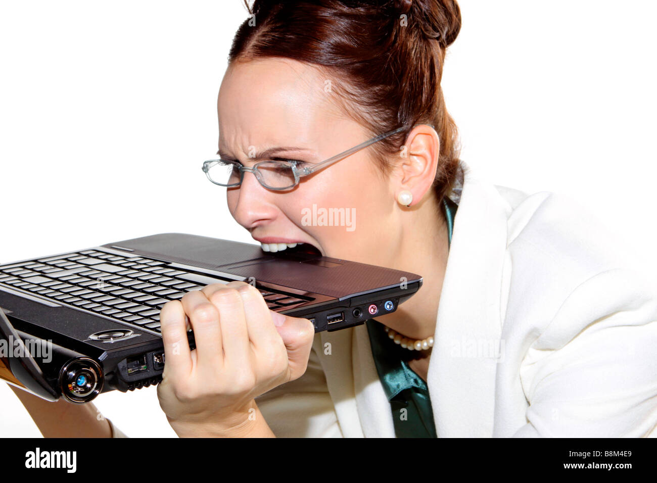 wütend Geschäftsfrau beißen in einer Arbeitsmappe Stockfoto