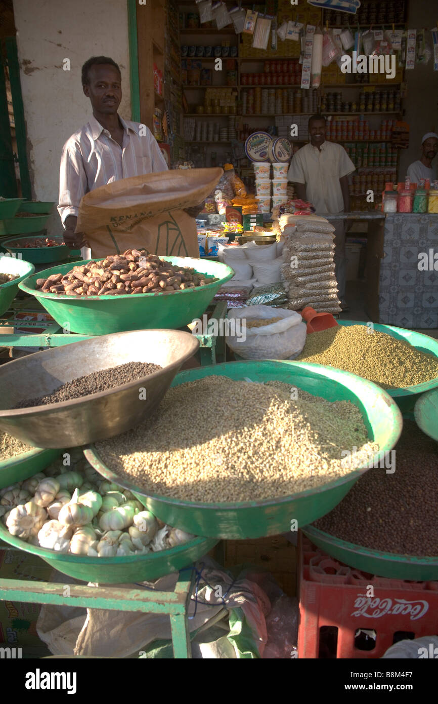 Gewürze-Verkäufer in der Straße am Markt in Ommdurman, West Khartoum, Sudan Stockfoto