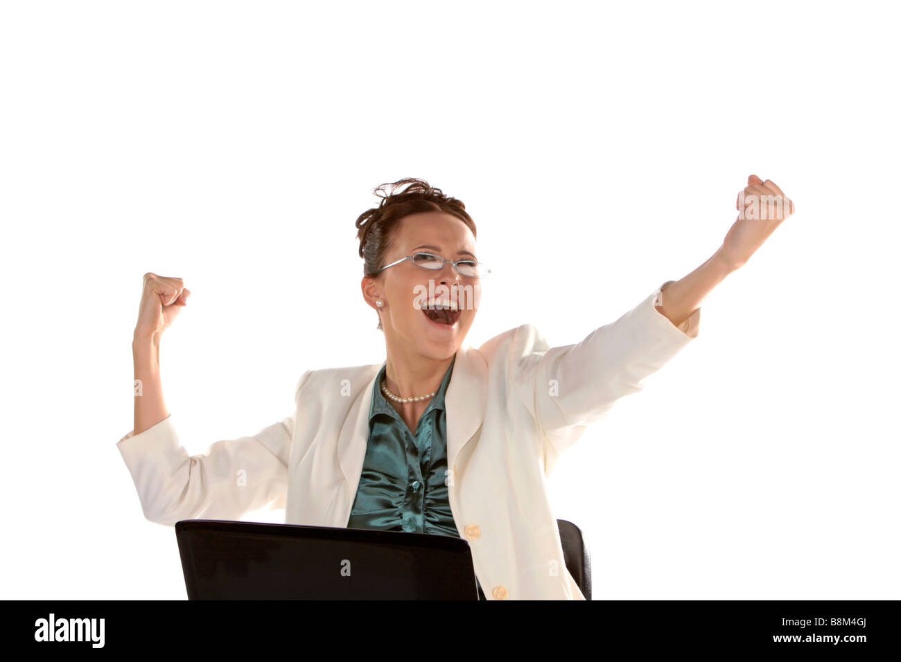 glücklich Geschäftsfrau mit Notebook zufrieden im Büro Stockfoto