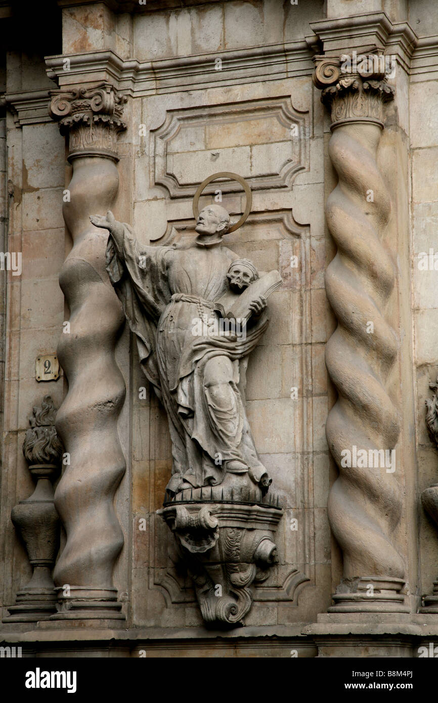 Eine Statue des Heiligen Hieronymus außerhalb einer Kirche neben dem Markt in Barcelona auf den Ramblas. Stockfoto