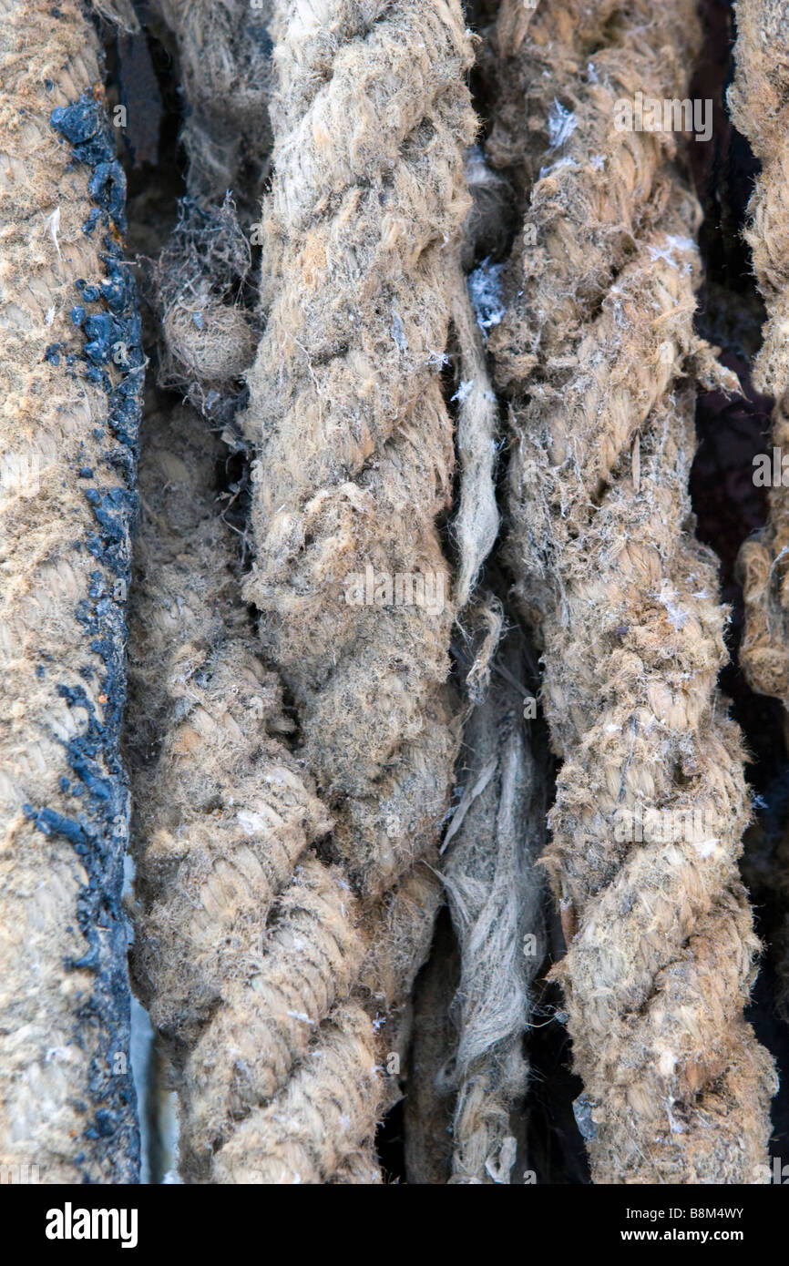 Muster von vielen alten Abschleppen Kabel teilweise mit Schnee bedeckt. Stockfoto