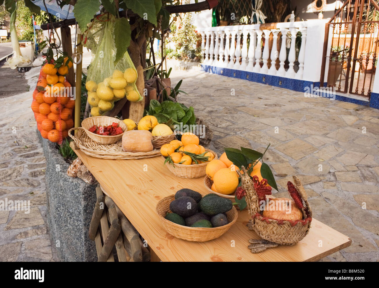 Frisches Obst und Gemüse für den Verkauf außerhalb Haus im Dorf La Viñuela Provinz Malaga Spanien Stockfoto