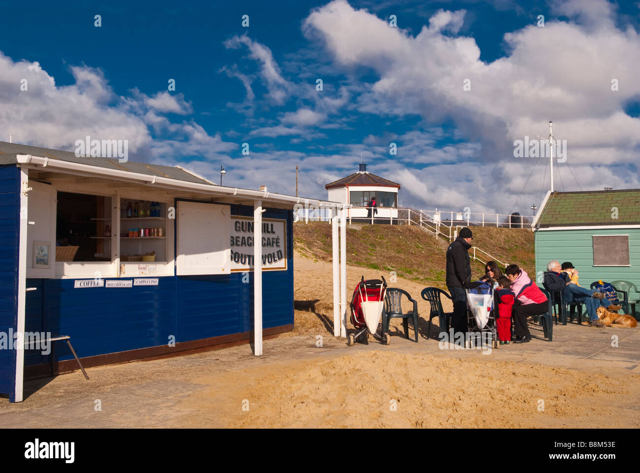 Das Gun Hill Strandcafé mit Sitzplätze draußen in Southwold, Suffolk, Uk Stockfoto